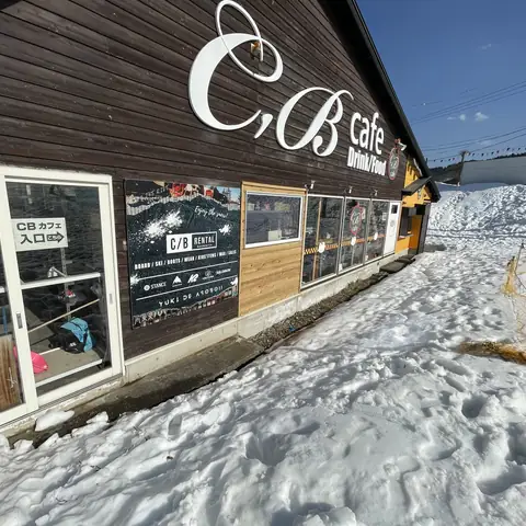 雪の積もった店舗前から見た外観。C,B cafeの文字と黒いレンタル看板