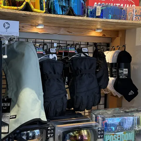 店内の棚。ゴーグル、グローブ、ネックウォーマー、靴下などが並ぶ
